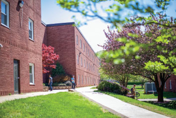 recall — Graduating seniors reminisce on their undergraduate memories. Photo credit: Caroline Sellers |