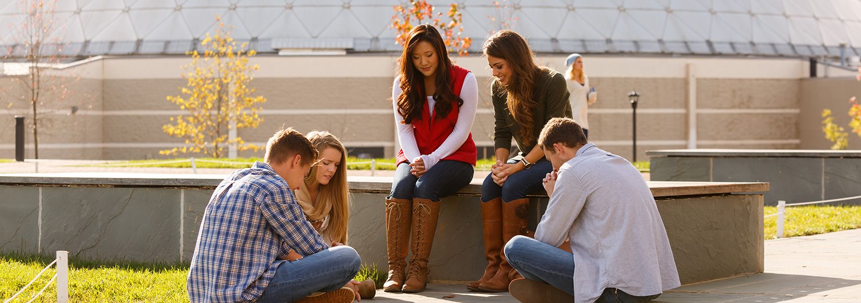 students praying on campus