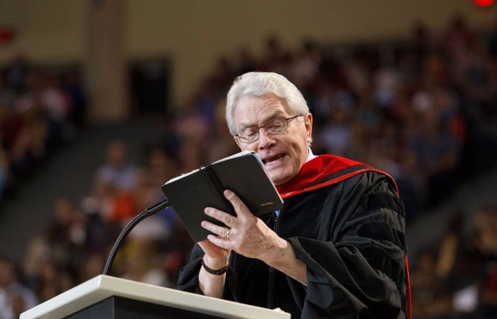 Luis Palau speaks at Liberty University Baccalaureate