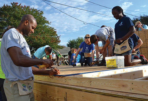 Alumnus Quinton Gross (’15), and students Abi Stafford, Kyle Atkins, and Stephanie Philippe work to build a house for a local family. 