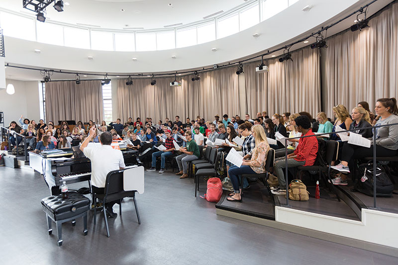 Dr. Stephen Muller teaches a worship class in the Center for Music and the Worship Arts’ choir classroom.