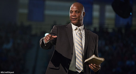 Ex-MLB star Strawberry, in new career as a preacher, to headline