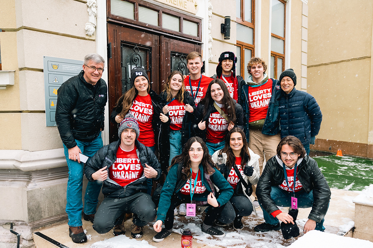 Studenții de la Universitatea Liberty care servesc refugiații ucraineni în România » Liberty News