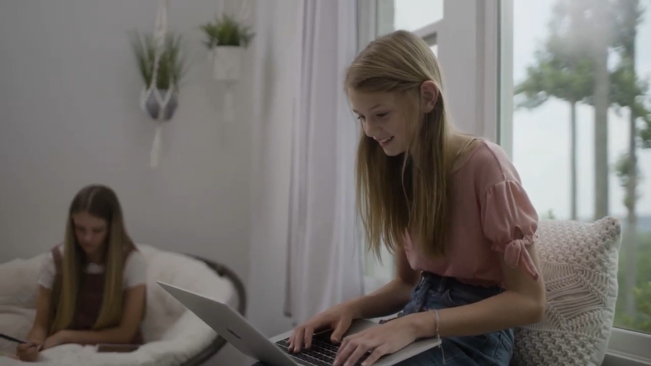 Two female LUOA students working on homework